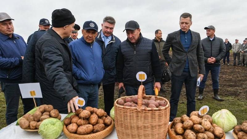 Фастфуд заместят по-чистопольски: Татарстан запускает производство картошки-фри  Татарстанский агрохолдинг «Чистополье» планирует занять 10% рынка картофеля фри в России. Первая очередь завода стоимостью 2 млрд рублей начнет работать уже этой осенью. Продукцию будут поставлять в крупнейшие сети фастфуда России — «Вкусно и точка», «Ростикс» и «Бургер Кинг», а также в магазины разных сетей, кафе и ресторанов.  В чем уникальность завода, и что помимо картошки-фри планируют производить — рассказали в нашем материале.    KazanFirst     в бот