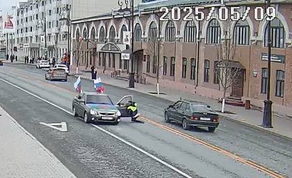 В городе Тюмени предъявлено обвинение местному жителю, применившему насилие в отношении сотрудника ГИБДД По версии следствия, 9 мая 2025 года около 16 часов инспектор ГИБДД УМВД России по Тюменской области, находясь в форменном обмундировании, остановил на проезжей части улицы Республики в городе Тюмени автомобиль за тонированные стекла транспортного средства. На неоднократное требование пройти в служебный автомобиль для дальнейшего разбирательства 22 -летний водитель отказался. Обвиняемый привел автомобиль в движение, отчего во избежание травмирования инспектор ГИБДД удерживался рукой за панель двери автомобиля. Мужчина продолжал движение по оживленной трассе вплоть до момента падения полицейского на проезжую часть. Сотрудник ГИБДД обратился в медицинское учреждение, где ему оказана необходимая помощь. В настоящее время мужчине предъявлено обвинение в совершении преступления, предусмотренного ч.2 ст.318 УК РФ и судом по ходатайству следствия избрана мера пресечения в виде заключения под стражу.