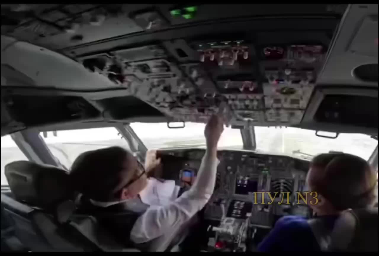 Король и королева Таиланда управляют Boeing 737-800 во время визита в Бутан