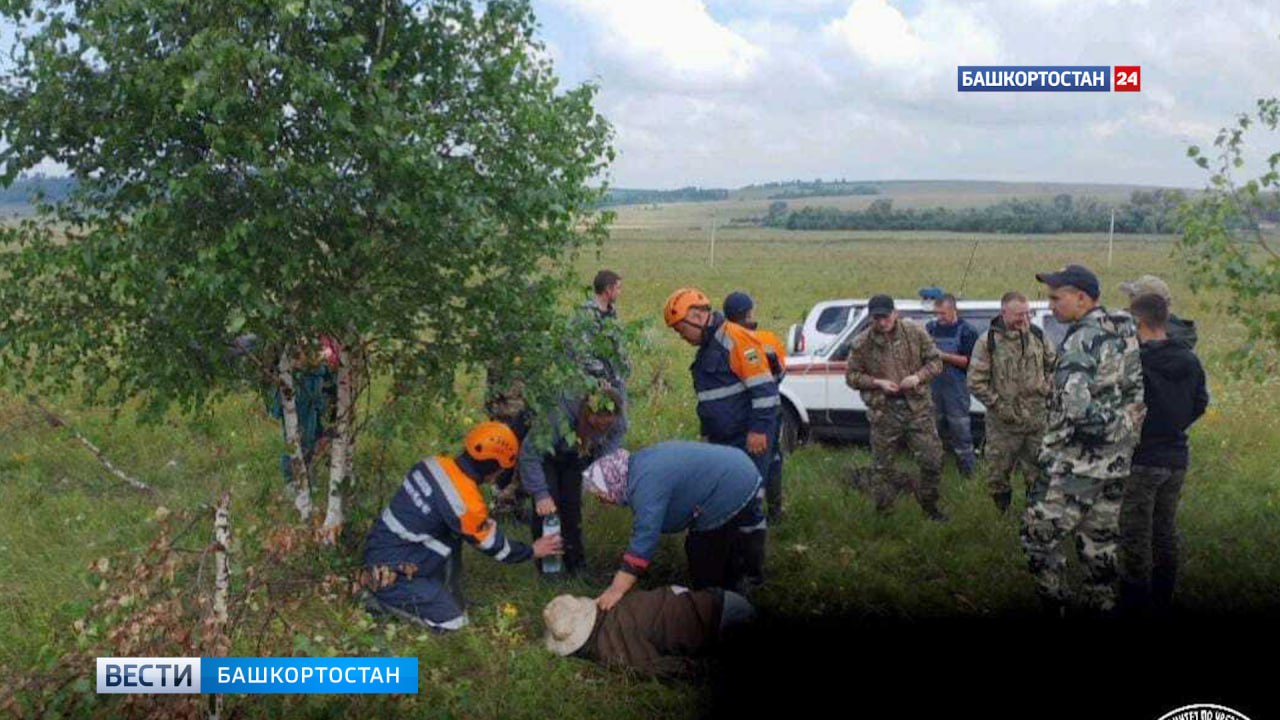 Бык напал на 82-летнего мужчину в лесу в Башкирии Сельчанин ушел за грибами и пропал. Его нашли спасатели В Белокатайском районе 82-летний житель деревни Шигаевка ушел в лес за грибами и душицей и не вернулся домой. Обеспокоенная супруга позвонила в экстренные службы. На поиски отправились спасатели и полицейские. Они обнаружили мужчину в лесу. Предварительно известно, что на него напал бык. Спасатели оказали пострадавшему первую помощь и вызвали медиков. Подписаться Сообщить новости - "Вести"!