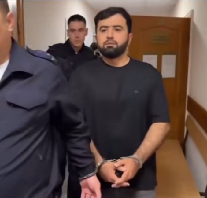 В СИЗО Уфы умер экс-глава таджикской диаспоры Абдурахман Рахимов  По данным местных каналов, Рахимову стало плохо после горячего душа, спасти его не удалось.  В июне его приговорили к 13 годам колонии по делу о вымогательстве на Затонском рынке Уфы, который он помогал создавать в нулевых. Вину он отрицал и с лета 2023 года находился под стражей.  Смерть Рахимова произошла на фоне недавних скандалов с гибелью задержанных из азербайджанской диаспоры, что уже вызвало напряжение между Москвой и Баку.    Подписаться   Прислать новость
