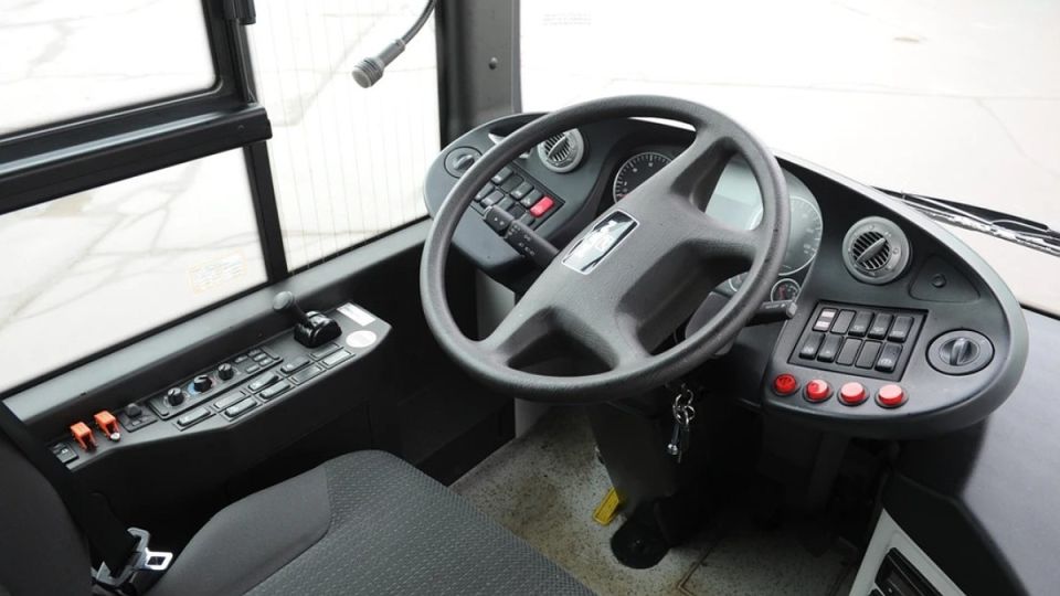 Дорога ярости в Симферополе подростков избили и высадили из автобуса В автобусе 89 следовавшем по маршруту Мирное автостанция Западная в Симферополе произошла драка с участием подростков Прокуратура инициировала проверку Ранее в социальных сетях появилась информация о том что группа молодых людей ехала в автобусе Из за ограниченного количества свободных мест они были вынуждены сесть на парапет Но это не понравилось одному из пассажиров Как сообщают пользователи соцсетей мужчина который на вид был нетрезв начал грубить и кричать Затем он ударил одного из парней по лицу Друг пострадавшего решил заступиться за него Однако ситуация развернулась еще более странным образом По словам пассажиров автобуса водитель транспорта якобы присоединился к агрессивному мужчине Подробнее