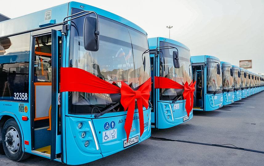Петербург направит более 32 млрд рублей на обновление общественного транспорта в 2026 2028 годах Город закупит 373 новые единицы подвижного состава включая 306 вагонов метро 34 электробуса 26 трамваев и 7 троллейбусов Об этом сообщил вице губернатор Кирилл Поляков