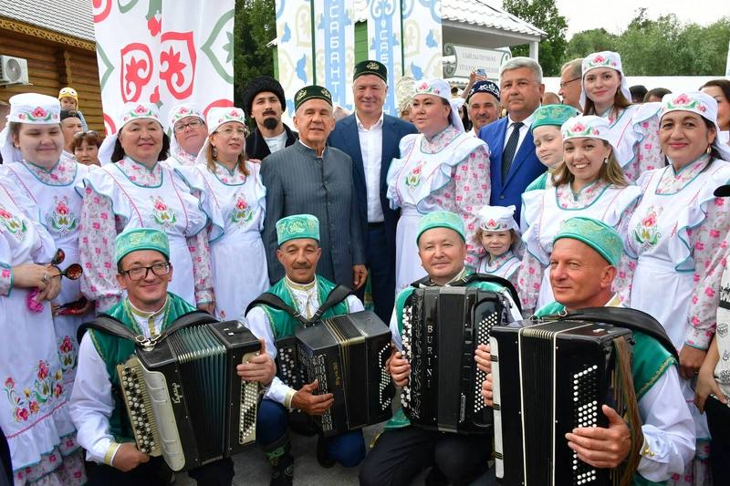 Рустам Минниханов и Марат Хуснуллин посетили татарский народный праздник «Сабантуй» в Казани  Сегодня в Березовой роще поселка Мирный состоялся татарский народный праздник «Сабантуй», на который прибыли Раис Республики Татарстан Рустам Минниханов, Государственный Советник Татарстана, первый Президент Республики Татарстан Минтимер Шаймиев и заместитель Председателя Правительства РФ Марат Хуснуллин.  По прибытии Рустам Минниханов осмотрел подворья представленных районов, среди которых Кукморский, Зеленодольский, Рыбно-Слободский, Алексеевский и другие. В каждом подворье проходили мастер-классы по традиционным ремеслам и татарской кухне, а также спортивные состязания.  На площадке Зеленодольского района Раис Татарстана встретился с Героем Российской Федерации Семеном Николаевым и женами участников СВО. На центральном майдане прошла концертная программа с участием оркестра народных инструментов «Казан нуры» и артистов Казанской городской филармонии. Также состоялась церемония награждения лучших хлеборобов и юных спортсменов.   Подписаться   Сообщить новость