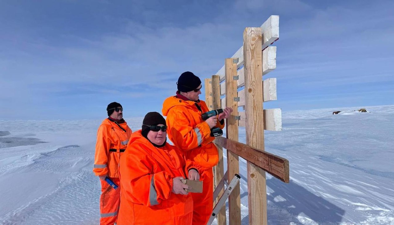 На станции Мирный установлен знак Южный полярный круг Участники 70 й Российской антарктической экспедиции Арктического и антарктического научно исследовательского института установили знак с географическими координатами границы южного полярного круга в Антарктиде Знак обозначивший одну из границ южного полярного круга установили полярники станции Мирный расположенной всего в 300 метрах к югу от этой точки Мирный единственная антарктическая станция которая расположена в непосредственной близости от южного полярного круга Южная параллель служит важной климатической границей континента а ее общая длина составляет около 16 тысяч километров Южный полярный круг это уникальный географический феномен определяющий область где хотя бы раз в году солнце не заходит над горизонтом в течение 24 часов полярный день и не появляется над горизонтом также в течение 24 часов полярная ночь Эти явления происходят дважды в год в декабре и июне Фото Лев Синкин ААНИИ AARI
