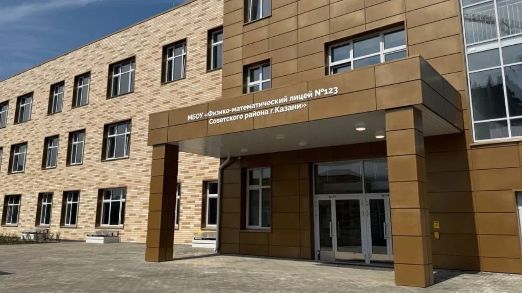 Новый лицей в ЖК Лето в Казани не откроют к учебному году Единственная школа которую построили в казанском ЖК Лето в этом году не откроется 1 сентября Родителей будущих учеников обзванивают лично чтобы огорошить этой новостью за неделю до нового учебного года Что произошло Читайте на сайте УрбанНовости Урбан Медиа