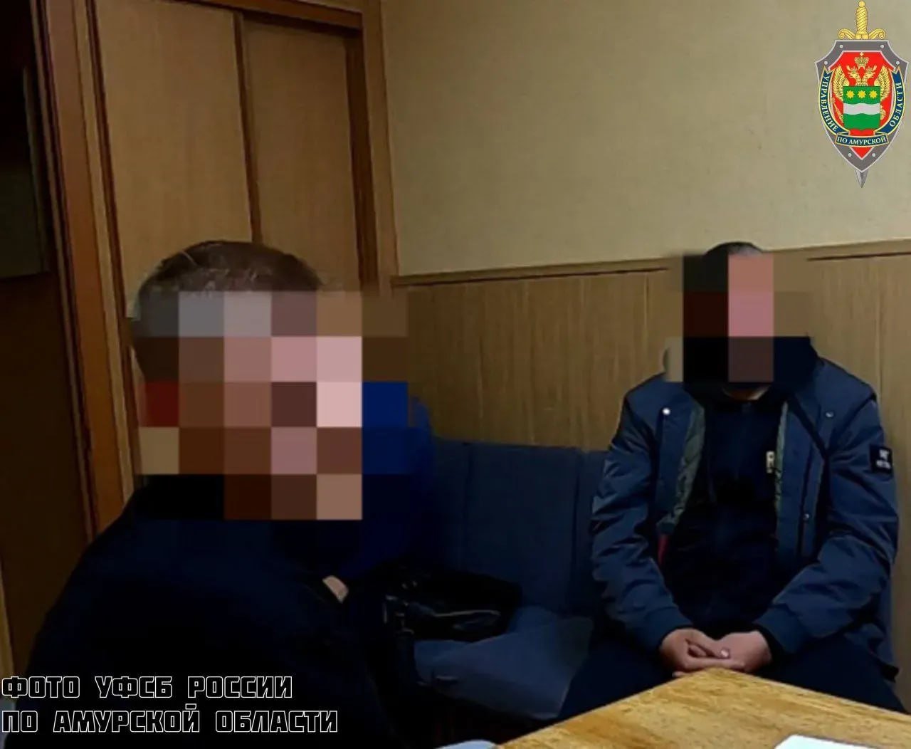 Мужчина оказался на скамье подсудимых за призывы к насилию В Благовещенске суд вынес приговор молодому человеку за экстремистские призывы в интернете. Его судили по ч. 2 ст. 280 УК РФ. В 2019 году мужчина создал группу в мессенджере, где в октябре 2023 года пользователь под ником "Глеб Скин" разместил сообщения, направленные против представителей одной из центральноазиатских национальностей. Осужденный, ознакомившись с публикациями, поддержал их и опубликовал собственные призывы к насилию в отношении этой этнической группы. Преступлении раскрыли сотрудники управления ФСБ России по Амурской области. Суд учел ряд смягчающих обстоятельств, в том числе несовершеннолетие подсудимого на момент совершения преступления, наличие множества наград за успехи в учебе, творчестве и спорте. "Виновному назначен штраф в 30 тысяч рублей. Сотовый телефон, использованный для совершения преступления, конфискован в доход государства", - сообщает пресс-служба Благовещенского городского суда. ТЕЛЕПОРТ.РФ – здесь все об Амурской области Написать нам