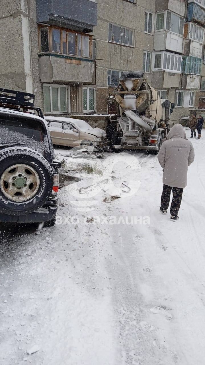 В Холмске спецтехника врезалась в крыльцо дома, снеся несколько автомобилей по пути  Бетономешалка ехала по улице Капитанской сегодня утром — водитель не справился с управлением на скользкой дороге. Технику понесло вниз по спуску. Водитель врезался с крыльцо дома №3, попутно задев несколько автомобилей. Состояние людей уточняется.