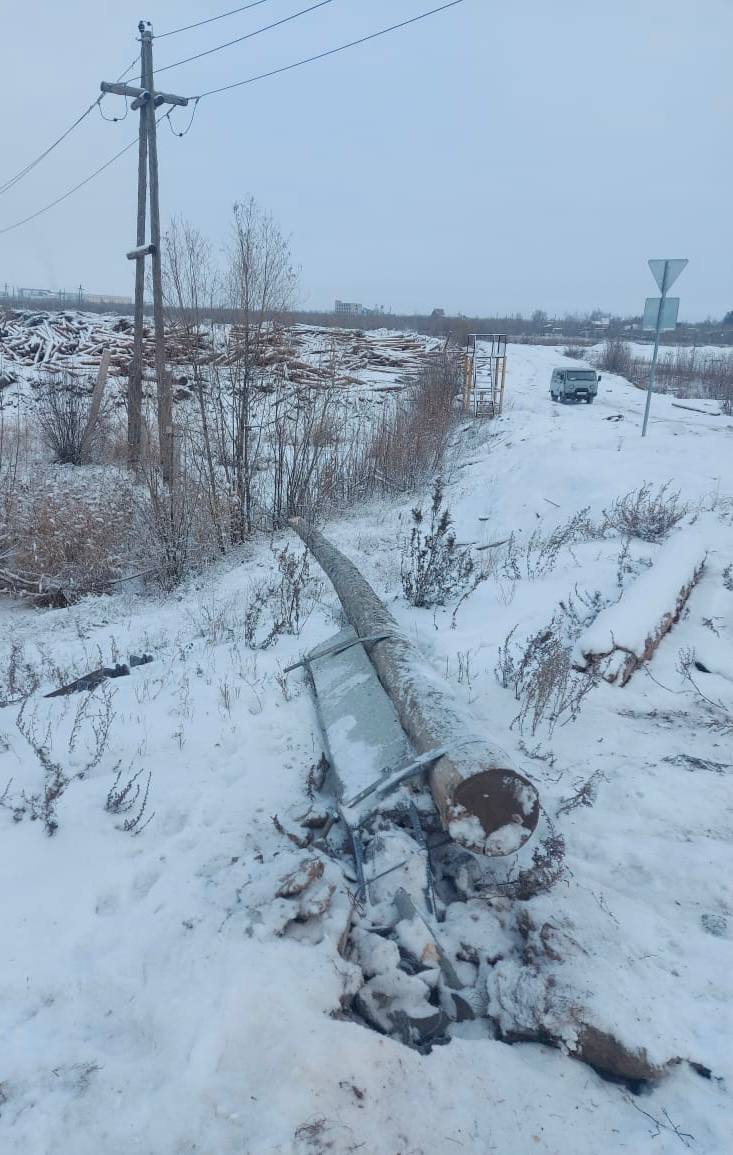 В Якутске водитель сбил опору ЛЭП и скрылся   8 ноября в Якутске по улице 50 лет Советской Армии зафиксирован факт стороннего воздействия неизвестным автотранспортом на воздушную линию 6 кВ «Водозабор-1».   На момент прибытия оперативно-выездной бригады Центрального РЭС на месте виновника не оказалось. Осмотром обнаружена сбитая опора ЛЭП с разрушенной железобетонной сваей. Линия выведена в ремонт.   Повреждение не привело к ограничению электроснабжения бытовых потребителей. Для установления виновного лица сообщено в полицию.   Отметим, что повреждение объектов электросетевого хозяйства влечет за собой административную ответственность с возмещением причиненного ущерба.   Проведение любых работ в охранной зоне ЛЭП запрещены без согласования с сетевой организаций, а именно:   - проезд и работа машин и механизмов, имеющих общую высоту от поверхности дороги более 4,5 м, сельскохозяйственных машин и оборудования высотой более 4 м.