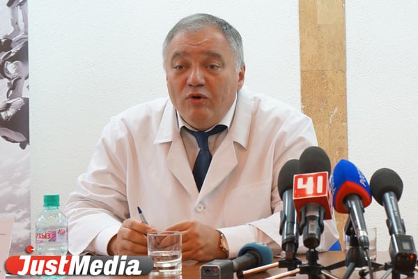 Яна Габинского отправили в отставку с поста главного врача Уральского института кардиологии Он доработает в должности руководителя до 9 октября Решение принято на уровне регионального минздрава При этом чиновники ссылаются на статью 350 Трудового кодекса РФ в которой указан предельный возраст для главврачей 65 лет В исключительных случаях он может быть продлен на пять лет Но Яну Габинскому сейчас 72 года соответственно предельный срок нахождения в должности истек Решение по преемнику создателя института кардиологии пока не принято По крайней мере не озвучено При этом с минздраве также решается вопрос с дальнейшим трудоустройством Яна Габинского Профессиональный опыт и управленческий потенциал Яна Габинского будут по прежнему востребованы в качестве наставника молодых коллег он сможет передать свои знания преемникам которые продолжат совершенствовать систему оказания медицинской помощи уральцам с сердечно сосудистыми заболеваниями сообщили в департамент информполитики региона justmediaru