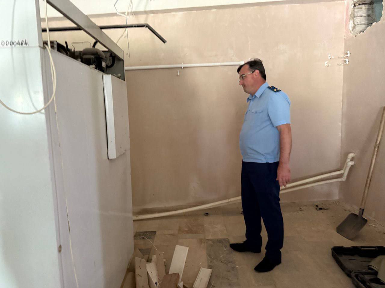 В Магнитогорске прокуратура следит за капитальным ремонтом пищеблока в школе № 59 Проверка показала, что подрядчик, который занимается ремонтом, не уложился в сроки. ‼ Прокурор обратился к директору компании «Промстрой» с требованием исправить нарушения. Также прошло совещание с руководством этой компании, на котором прокурор напомнил о необходимости соблюдать график работ. Прокурор взял под контроль процесс ремонта пищеблока. Источник: областная прокуратура