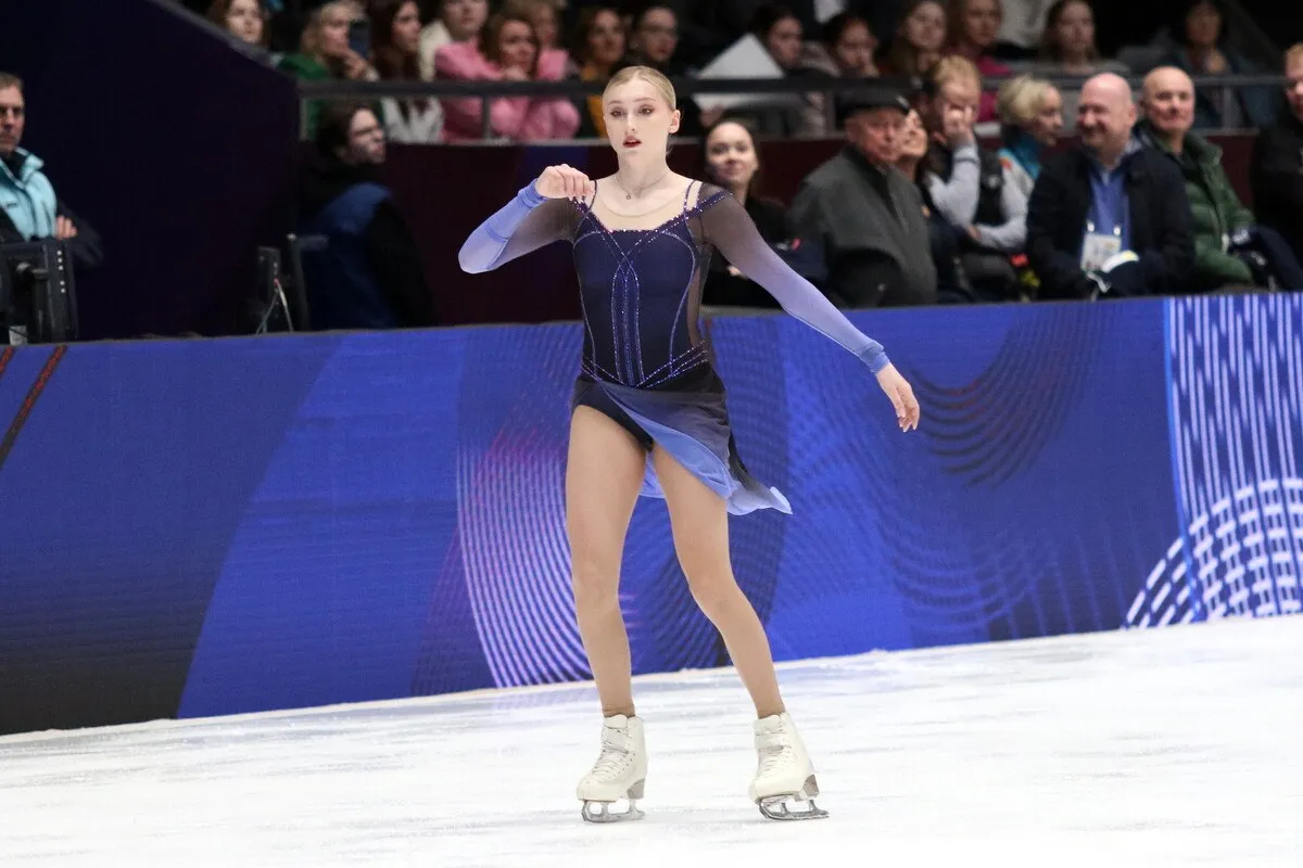 Серебряный призер чемпионата России в сезоне 2023 24 Софья Муравьева покинула группу Алексея Мишина Об этом тренер сообщил ТАСС Я прекратил сотрудничество с Соней Муравьевой в связи с тем что мои планы по дальнейшей совместной работе не совпадали с ее жизненной позицией сказал Мишин Муравьевой 19 лет в группу Мишина она перешла от Евгения Плющенко в апреле 2025 года Муравьева бронзовый 2022 23 и серебряный 2023 24 призер чемпионата России победительница чемпионата страны по прыжкам золотой призер этапа юниорского Гран при В прошлом сезоне она стала пятой на чемпионате России Global Look Press