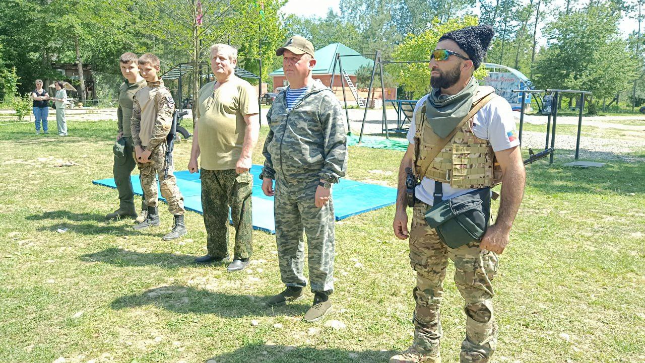 На апшеронском Казачьем кордоне провели очередную «Зарницу»  Участниками военно-спортивной игры «Зарница» стали учащиеся школ № 1,2 и 18.  Программа была насыщенной. Перед ее началом на построении к ребятам обратились организаторы и почетный гость — председатель Совета стариков Апшеронского районного казачьего общества Анатолий Иванишин, который пожелал ребятам приобрести во время игры полезные навыки.   Ведущий специалист Апшеронского муниципального отделения Союза казачьей молодежи Кубани, заместитель атамана АГКО Александр Копотиенко отметил значимость физического и духовного развития, которые обязательно сыграют свою положительную роль в будущем.   Наставник и тренер, заместитель атамана АГКО Карен Чатоев дал рекомендации и провел технику безопасности. А она была необходима, ведь первое испытание, которое предстояло пройти школьникам — был поход. Во время экскурсии на Шахан путешественников подстерегали «враги и дикие звери», которых талантливо сыграла молодежь кордона.   После — собирали и разбирали охолощенное оружие. С помощью Александра Копотиенко учились стрелять, а также осваивать приемы рукопашного боя, которые Александр Юрьевич когда-то преподавал настоящим профессионалам различных структур. Своей блестящей технике боксирования учащихся обучал Карен Сиабандович.    Инструкторы и организаторы под руководством атамана Апшеронского городского казачьего общества Сергея Волошина сделали все, чтобы юные казачата на кордоне получили новые знания в области физического и патриотического воспитания.    Татьяна Разбоева  Апшеронский рабочий