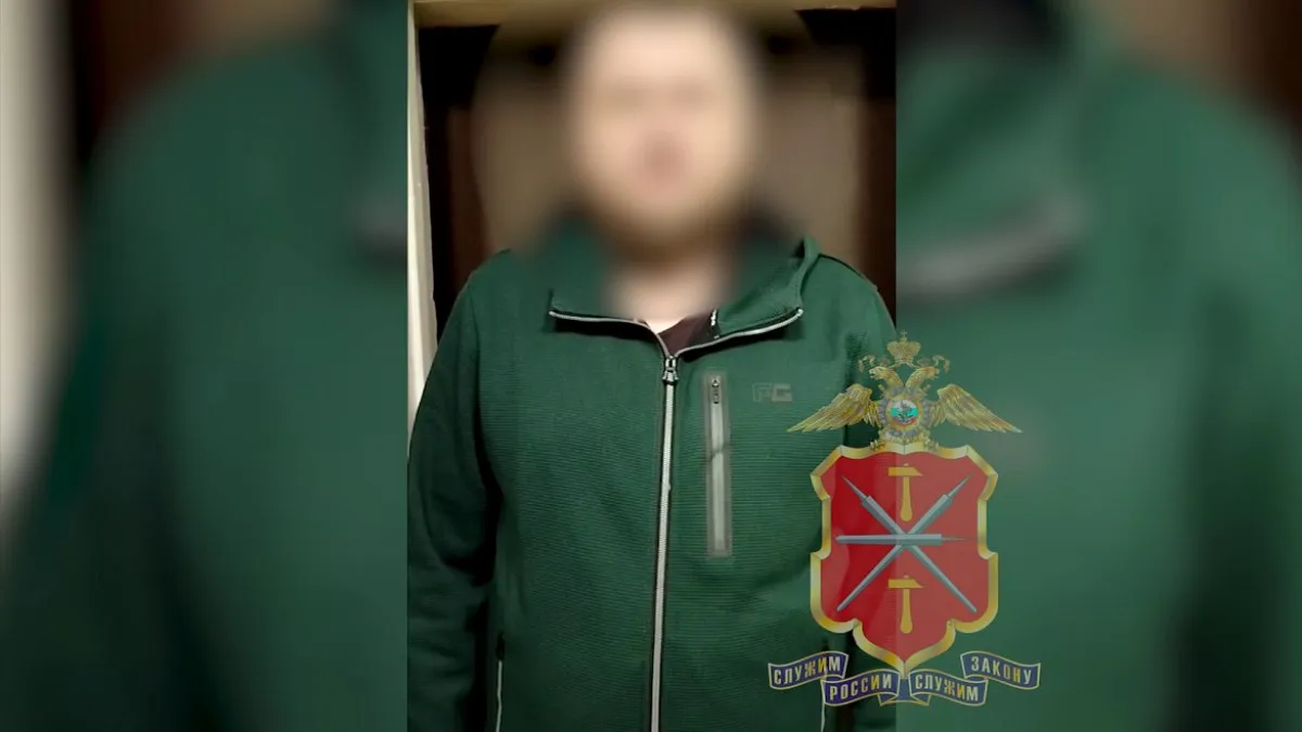 Туляк напугал прихожан в маске с демоническим ликом во время крестного хода у храма 34 летний житель Тулы за свою хулиганскую выходку во время крестного хода у храма получил трое суток ареста Подробнее о происшествии рассказали в пресс службе регионального УМВД Так сотрудниками МО МВД России Кимовский инициирована проверка по факту нарушения общественного порядка на территории храма в поселке Михайловский Куркинского района и возможного оскорбления чувств верующих Во время пасхального крестного хода у храма мужчина надел маску изображающую лик демонического существа и стал выкрикивать религиозные приветствия мешая проведению торжественного церковного шествия Неадекватное поведение туляка вызвало резкое недовольство прихожан и священнослужителей и они обратились в полицию Правоохранители задержали мужчину и изъяли у него маскарадный аксессуар после чего доставила в отдел полиции для дальнейшего разбирательства В ходе опроса правонарушитель признал вину и публично принес извинения за содеянное В отношении туляка составили административный протокол за мелкое хулиганство Решением мирового суда ему назначено наказание в виде трех суток ареста Сотрудники полиции продолжают устанавливать все обстоятельства совершенного правонарушителем деяния Пресс служба УМВД России по Тульской области   Если у вас плохо грузятся новости видео и фото посты дублируются в нашем канале в MАХ 1  2   Подпишись на новости
