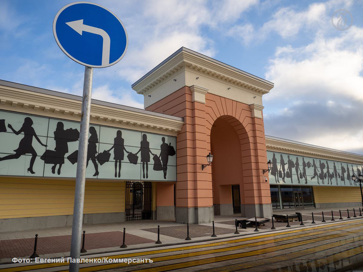 Американская Hines продала Outlet Village Pulkovo компании из Татарстана Компания Hines из США закрыла сделку по продаже Outlet Village Pulkovo инвестиционной компании «Кама капитал» из Татарстана. Об этом заявил новый владелец торгового центра. Переговоры велись с весны 2024 года, заявление об изменении сведений в ЕГРЮЛ от ООО «Пулково Аутлет» зарегистрировали 17 апреля. Торговый комплекс «Outlet Village Пулково» площадью 31 тыс. кв. м. работает с 2015 года. По итогам прошлого года выручка «Пулково Аутлет» составила 1,5 млрд рублей, чистая прибыль — 229,3 млн рублей. Отметим, что в 2024 году американской компании принадлежали семь объектов на российском рынке, в ее штате числились 240 сотрудников. Сделку по продаже петербургского аутлета одобряла правительственная комиссия.