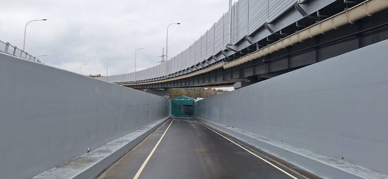 Барнаул Сегодня в Барнауле открыли движение по тоннельной части трехуровневой развязки В Барнауле завершается строительство крупнейшей в Алтайском крае транспортной развязки на пересечении Змеиногорского и Южного трактов Сегодня 7 ноября в 15 00 открылось движение по ее тоннельной части которое обеспечит выезд из города по Змеиногорскому тракту в сторону Рубцовска Для обеспечения порядка и помощи водителям в адаптации к новой схеме движения первые несколько часов на объекте будут дежурить экипажи ДПС Протяженность тоннельной части составляет порядка 500 метров на отдельных его участках уложена кровля из цветного поликарбоната Высота самого глубокого участка достигает 8 метров Для его строительства применено порядка 1500 тонн арматурных каркасов Для возможных ситуаций с талыми и подробнее на канале Барнаул
