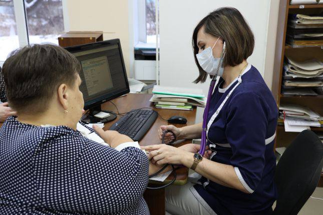 Диспансеризацию за первое полугодие 2025 года прошли 950 тысяч жителей Челябинской области За шесть месяцев 2025 года в Челябинской области 950 тысяч взрослых прошли диспансеризацию и профилактические медицинские осмотры. В рамках обследований более 163 тысяч человек проверили репродуктивное здоровье, а 98 тысяч прошли углубленную диспансеризацию после перенесенного COVID-19. В ходе осмотров диагностировано свыше 16 тысяч случаев различных заболеваний, в том числе 5 тысяч – болезни системы кровообращения, 8,4 тысячи – патологии органов дыхания, 2,7 тысячи – злокачественные новообразования. Регулярная диспансеризация позволяет своевременно выявлять опасные заболевания, являющиеся основными причинами инвалидности и смертности. Кроме того, можно обнаружить последствия перенесенной коронавирусной инфекции и оценить репродуктивное здоровье мужчин и женщин в возрасте от 18 до 49 лет. Для прохождения обследования необходимо обратиться в поликлинику по месту прикрепления с паспортом и полисом ОМС. Также ведется организация выездных осмотров на предприятиях и в учебных заведениях. Трудоустроенные граждане имеют право на 1 оплачиваемый выходной для прохождения диспансеризации, а работники предпенсионного и пенсионного возраста — 2 оплачиваемых дня. Фото: Юлия Боровикова «Вечерний Челябинск»