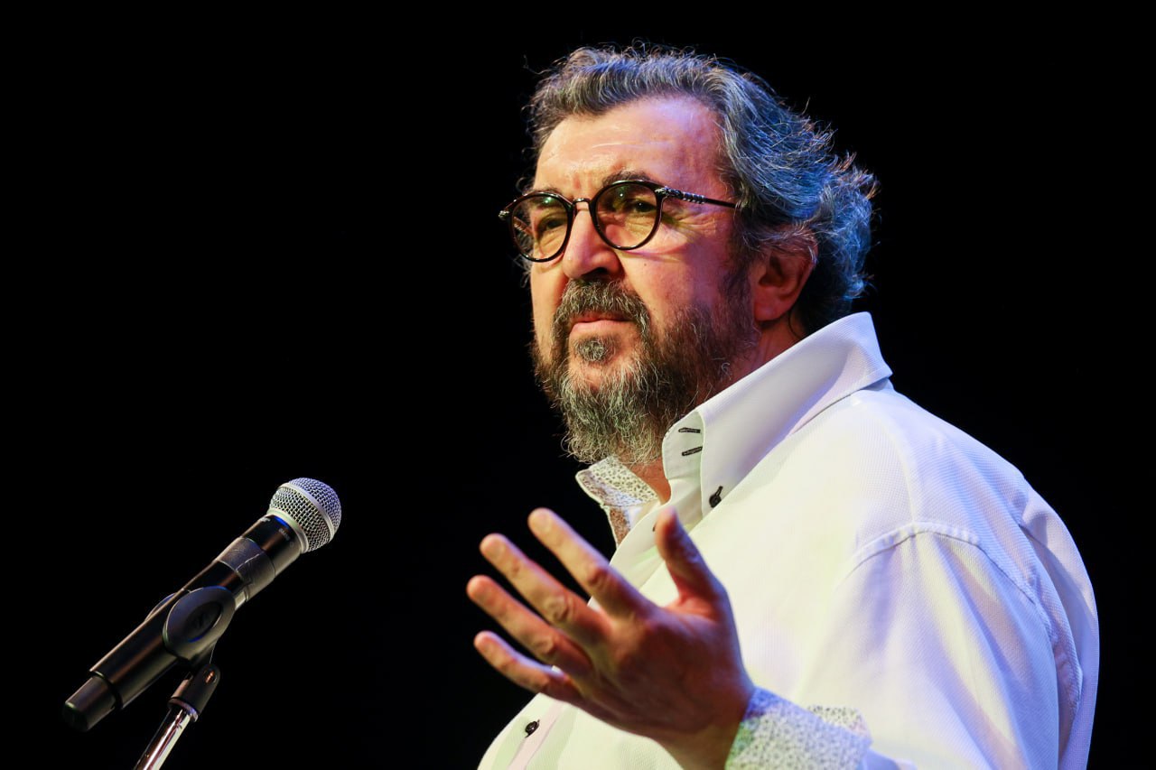 Умер ректор Школы студии МХАТ актер Игорь Золотовицкий Ему было 64 года Золотовицкий возглавлял Школу студию МХАТ с 2013 года Он актер театра и кино сыграл более чем в 70 фильмах и сериалах Золотовицкий был удостоен званий заслуженного артиста и деятеля искусств России Фото Валерия Калугина ТАСС Подписывайтесь на BFM И в MAX