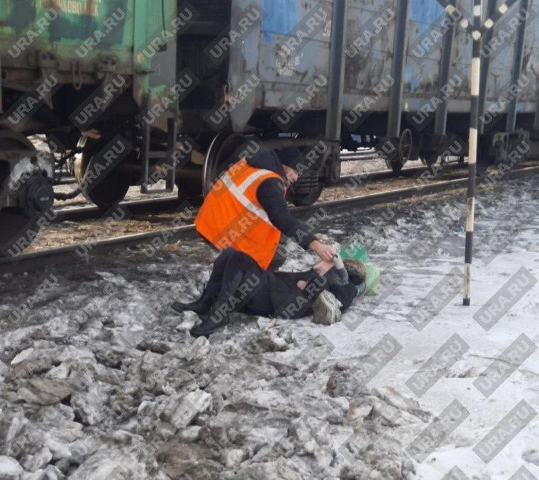 Пермячка попала под грузовой поезд и выжила.  В воскресенье, 2 марта, в Перми в районе легкоатлетического манежа «Спартак» произошел инцидент, в результате которого грузовой поезд сбил женщину, переходившую железнодорожные пути в неположенном месте. По предварительным данным, пострадавшая жива. О происшествии в редакцию сообщили читатели URA.RU.  «Сегодня поезд сбил женщину. Вроде бы живая, на лбу огромная шишка. Она переходила ж/д пути в неположенном месте, машинист сигналил ей, но не успел затормозить. Он же вызвал скорую помощь. Там есть оборудованный переход железнодорожные пути, но снята часть забора. Эта женщина переходила именно в необорудованном месте», — рассказали очевидцы происшествия.  Как рассказали корреспонденту URA.RU в Пермском линейном отделе МВД РФ на транспорте, в «данный момент на месте работает следственно-оперативная группа, причины устанавливаются». Корреспондент URA.RU направил запрос в региональный минздрав, чтобы узнать о состоянии пострадавший.   Информация обновлена в 18:38: Сотрудниками Пермского линейного отдела установлена личность пострадавшей. Ею оказалась 51-летняя жительница Перми. Женщина переходила железнодорожные пути в несанкционированном для перехода месте. Пострадавшая госпитализирована в больницу с многочисленными ушибами.  Источник    ЧП Пермь    Прислать новость