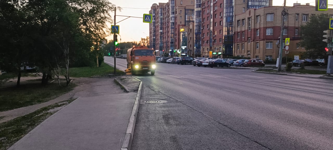Дирекция благоустройства проводит в городе уборку территорий. В ночь на 29 мая подбор и вывоз грунтовых наносов выполняли на участках улиц Братиславская от Гагарина до Славянского проспекта, Островского от Братиславской до Черновицкой, Стройкова от Островского до Гагарина. Тротуары мыли на улицах Новоселов, Шереметьевская, Песоченская, Зубковой, Ленина, Радищева. Дороги общего пользования подметали и мыли во всех районах города. На Куйбышевском шоссе покрашено 1100 м. бортового камня. Днем уборка города продолжится. Рабочие собирают мусор, очищают урны, убираются на остановках общественного транспорта. Запланирован покос травы, ямочный ремонт, обслуживание сетей уличного освещения.