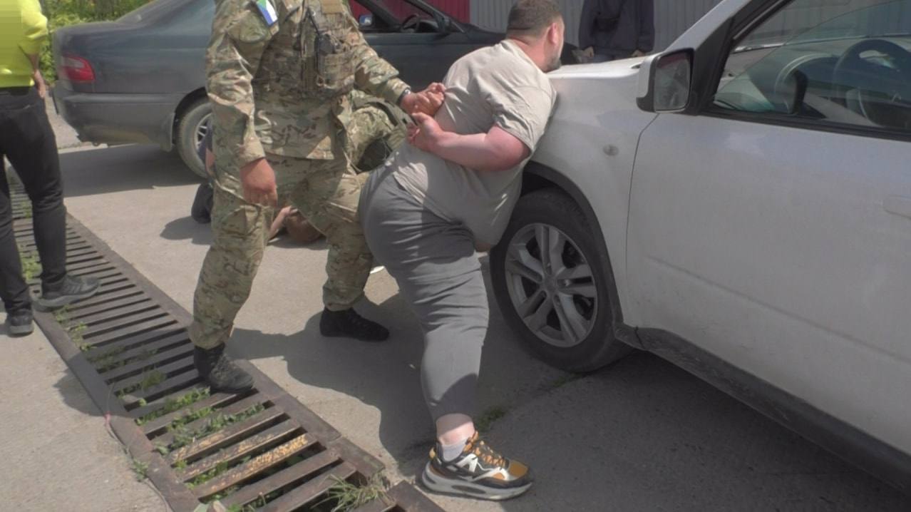 Хабаровчанин получил 8,5 года колонии за перевозку наркотиков в двигателе автомобиля 40-летний житель Хабаровска организовал перевозку 20 кг наркотиков, спрятанных в автомобильном двигателе. Суд назначил ему 8 лет 6 месяцев колонии строгого режима и штраф 40 тыс. рублей за серию преступлений, связанных с наркоторговлей. Прочитать статью полностью