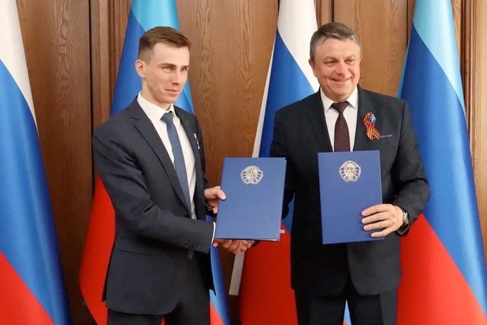 Глава ЛНР подписал соглашение о сотрудничестве с движением «Юнармия» Глава ЛНР Леонид Пасечник обсудил дополнительные возможности в развитии патриотического воспитания молодежи с Героем России, начальником Главного штаба движения «Юнармия» Владиславом Головиным. - Считаю, что символично об этом говорить в День республики, ведь за подрастающим поколением — будущее развитие региона и будущие победы, - отметил глава региона. Он подчеркнул, что республика уже шесть лет активно участвует в юнармейском движении. На территории действуют 102 отряда в 24 муниципалитетах. Всего более шести тысяч человек.