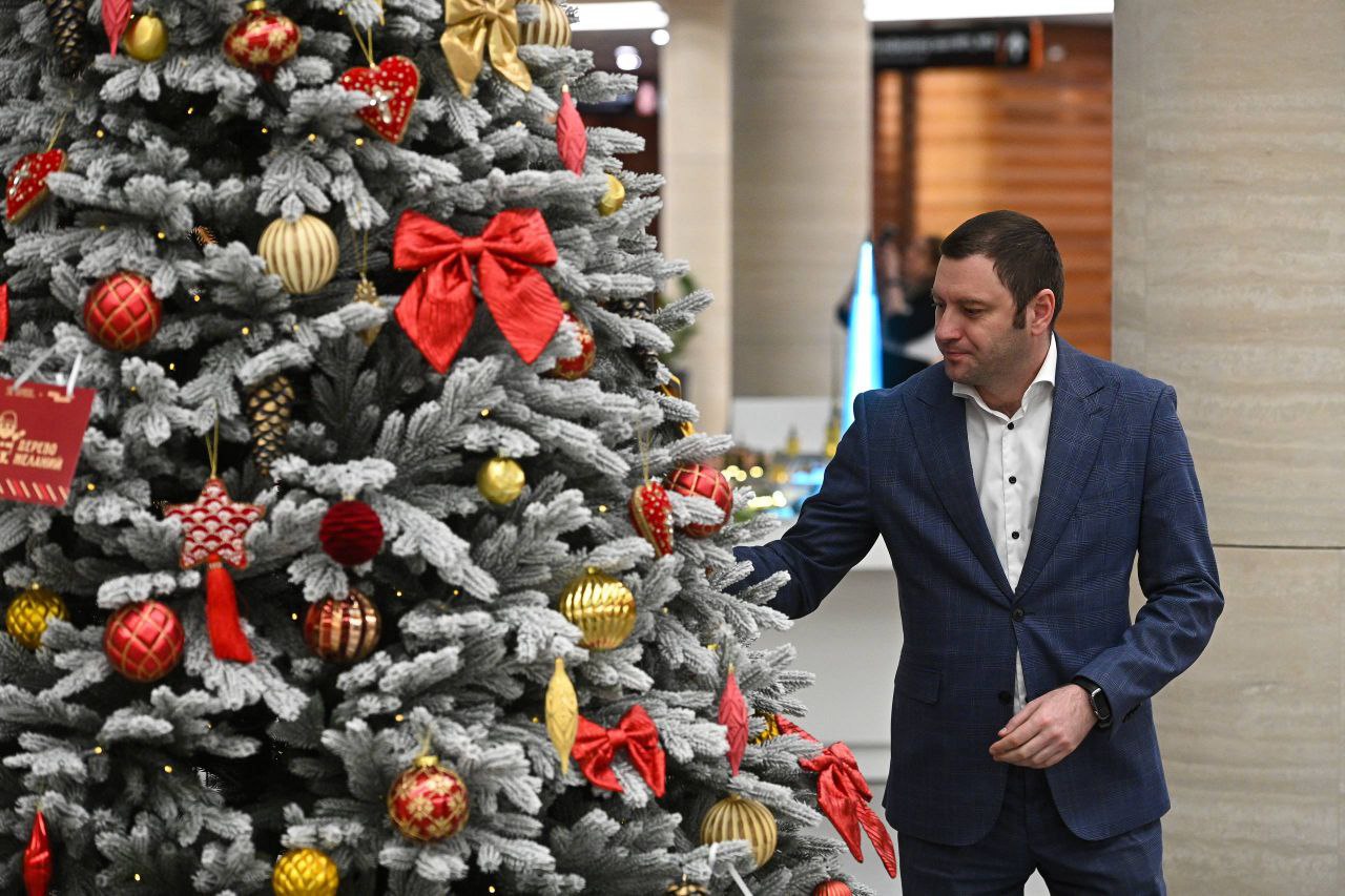 СМИ председатель комитета по транспорту Валентин Енокаев уходит с должности Последний день работы в Смольном 26 декабря По некоторым данным Енокаев займет пост в высшем менеджменте Яндекса Свой уход из администрации Петербурга Валентин Енокаев не комментирует На фото Валентин Енокаев принимает участие в общегородской акции Дерево желаний Подписаться на НТВ Петербург Буст канала