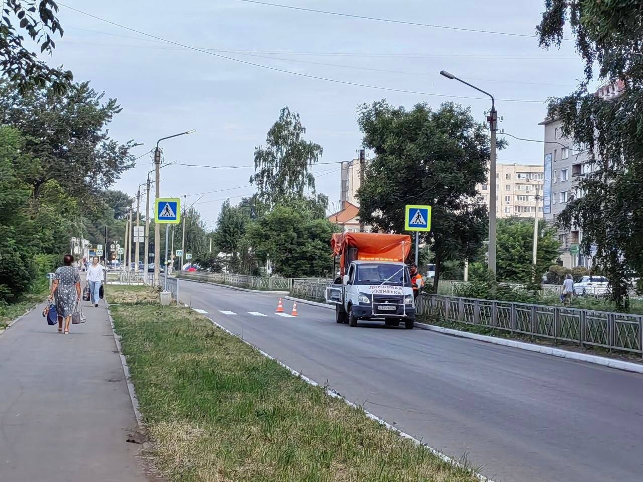 Около 4 млн рублей выделили на разметку дорог в Рубцовске В администрации города рассказали, что были заключены два контракта на соответствующую работу на сумму 3 814 988 рублей. Разметку нанесут на пересечении пр-та Ленина и пр-та Рубцовского. Там установлен светофор, разрешающий пешеходам переходить проезжую часть по диагонали, а также в продольном и поперечном направлениях. Кроме того, подрядчики обновят продольную разметку на проезжей части, пешеходные переходы, возле школ и детских садов нанесут разметку «ДЕТИ». Работы проводятся практически во всех частях города.