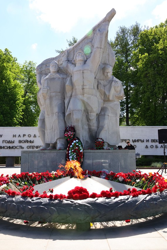 На мемориале Победы в Рязани 6 и 7 сентября временно отключат Вечный огонь На месте специалисты проведут работы в рамках благоустройства монумента на площади Победы Напомним реконструкция ведется в рамках национального проекта Инфраструктура для жизни Проводятся масштабные работы включающие ремонт скульптурной группы стены стелы обелиска замену и восстановление покрытий ступеней и постаментов мощение тротуарной плиткой укладку новой кабельной канализации для убранства электропроводки замену старых столбов освещения