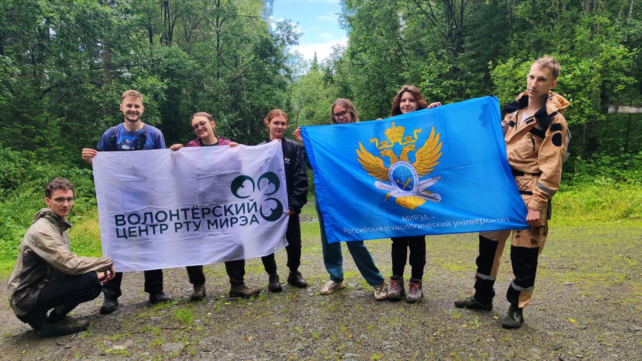 Волонтёры РТУ МИРЭА завершили экспедицию в Шушенский бор С 9 по 18 июля студенты облагораживали национальный парк. За это время они убрали мусор на маршруте «Водопад», очистили территорию парка, покрасили беседки «Родник» и «Развилка», также провели съёмку комплекса «Таловский лог». Также ребята поднялись на гору Борус и посетили Саяно-Шушенскую гидроэлектростанцию. Для участия в новом сезоне экспедиций необходимо зарегистрироваться по ссылке, а также вступить в чат «Волонтёрские экспедиции 2025». -канал Волонтёрского центра, чтобы следить за новостями волонтёров РТУ МИРЭА!
