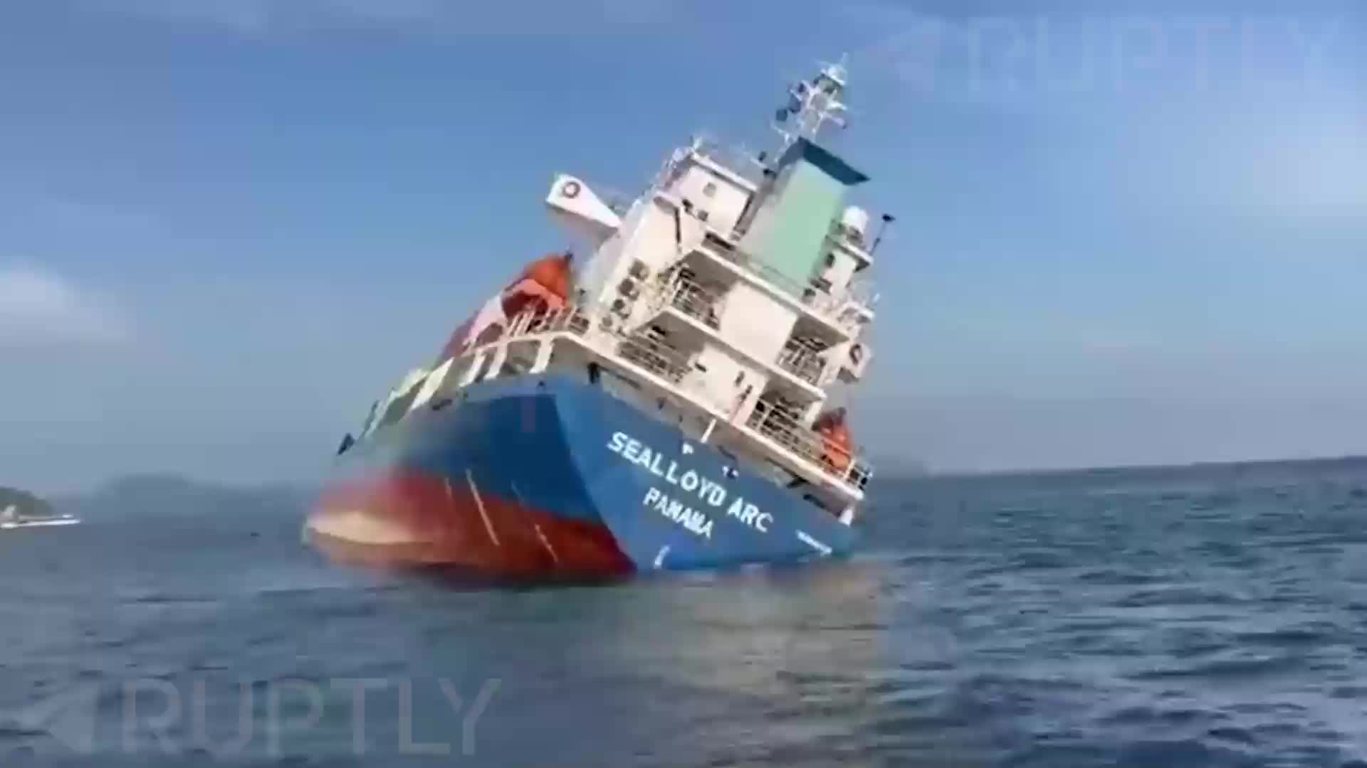Крушение контейнеровоза Sealloyd Arc у берегов Пхукета: угроза для экологии