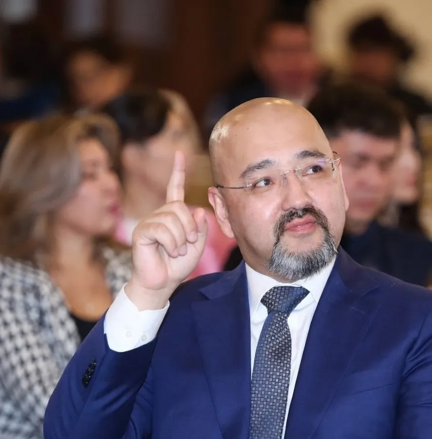 Оплата товаров и услуг в крипте признана незаконной в Казахстане Налоговый эксперт Айдар Масатбаев получил официальный ответ от Нацбанка касательно использования цифровых активов в коммерческих расчетах Регулятор подтвердил что любые операции где крипта выступает средством платежа нарушают действующее законодательство Digital Business публикует сопроводительный комментарий Айдара Масатбаева в кружочке выше а ниже главные тезисы Вынужден разочаровать всех своих соотечественников кто хотел продавать свои товары и услуги за крипту за стейблкоины Я и сам рассматривал такую модель для своего проекта платный Telegram канал по ТОЦ бенефициарному собственнику и международным соглашениям но вот к несчастью не получится у меня получать оплату в крипте от Дурова добавляет Масатбаев Национальный банк официально подтвердил что единственным законным платежным средством в стране остается тенге Криптовалюты и стейблкоины по закону не являются валютой и не могут приниматься в качестве оплаты за товары или услуги Единственным законным платежным средством в стране остается тенге Иностранная валюта только в случаях прямо предусмотренных законом Стейблкоины и иные цифровые активы не являются средством платежа Налоговые органы могут расценить такие операции как незаконное предпринимательство или деятельность без лицензии В законодательстве отсутствует механизм корректной конвертации криптодохода в налоговую базу так как токены не признаются иностранной валютой Инспекторы могут доначислить налоги на выявленный доход и передать информацию о нарушениях в надзорные органы Использование цифровых активов в Казахстане допускается исключительно как инвестиционный инструмент но не как замена деньгам Опрос Как вы оцениваете такое ограничение Логично тенге должен быть единственным средством платежа Это тормозит развитие финтеха в Казахстане   Жду Алатау с локальными законодательными нормами