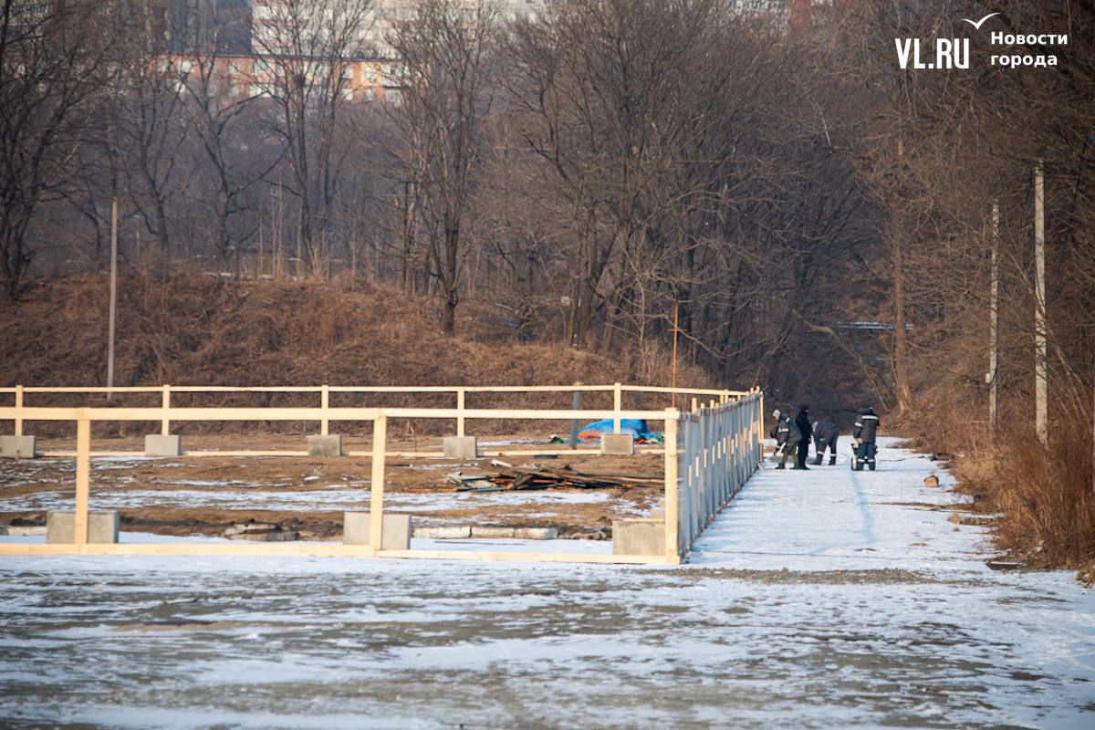 В центре парка Минного городка начались работы по благоустройству – их ведут создатели Нагорного парка    В центре парка Минного городка во Владивостоке начались активные строительные работы. Там, где ранее демонтировали аттракционы и прочие постройки, теперь возводят строительные заборы и работает тяжёлая техника. Московская компания «ФСК Регион» по концессии должна провести тут комплексную реконструкцию в два этапа за ближайшие два года и 7 миллиардов рублей. Непосредственно в парке работает владивостокская компания «Конкрит Джангл», создавшая Нагорный парк, она же и продолжает проектирование.  Активные работы ведутся с начала недели.    Фото, как может выглядеть парк после реконструкции.  Источник newsvl.ru