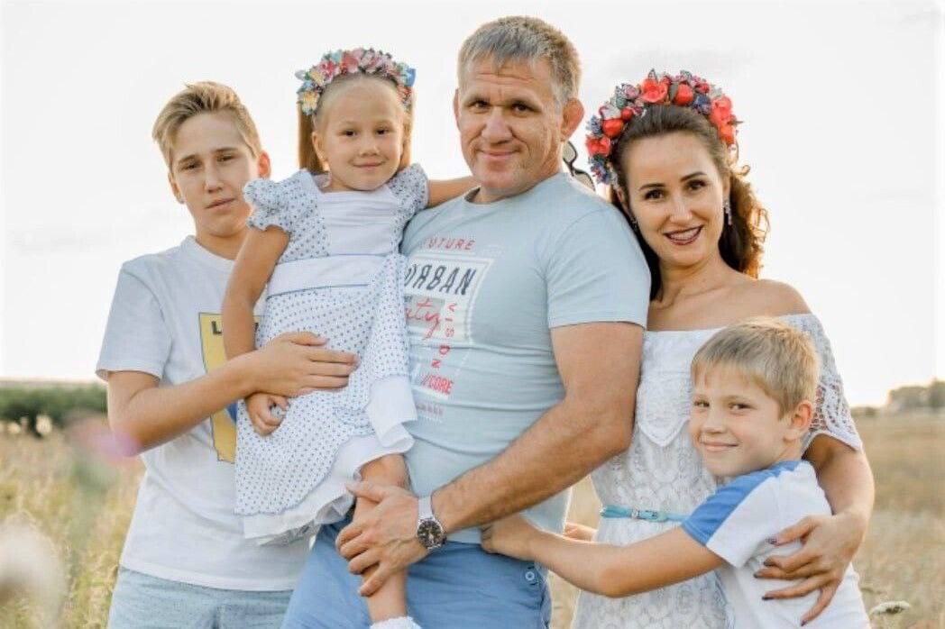  В Краснодарском крае стало проще и удобнее использовать средства материнского капитала на оплату высшего образования детей С мая этого года родителям необязательно приходить в региональное отделение Соцфонда, чтобы оплатить обучение ребенка. Заявление на распоряжение маткапиталом можно подать прямо в вузах, которые участвуют в специальной программе. Кроме того, деньги можно использовать на оплату обучения в учреждениях среднего профобразования, автошколе, кружках, группах продленного дня и детсадах. Средства маткапитала разрешено потратить также на проживание и коммунальные услуги в общежитии. Оплатить детский сад и дошкольное образование можно в любой момент, остальные услуги – через 3 года с момента рождения ребенка. Всего с начала года этой возможностью воспользовались уже 4 тыс. кубанских семей.