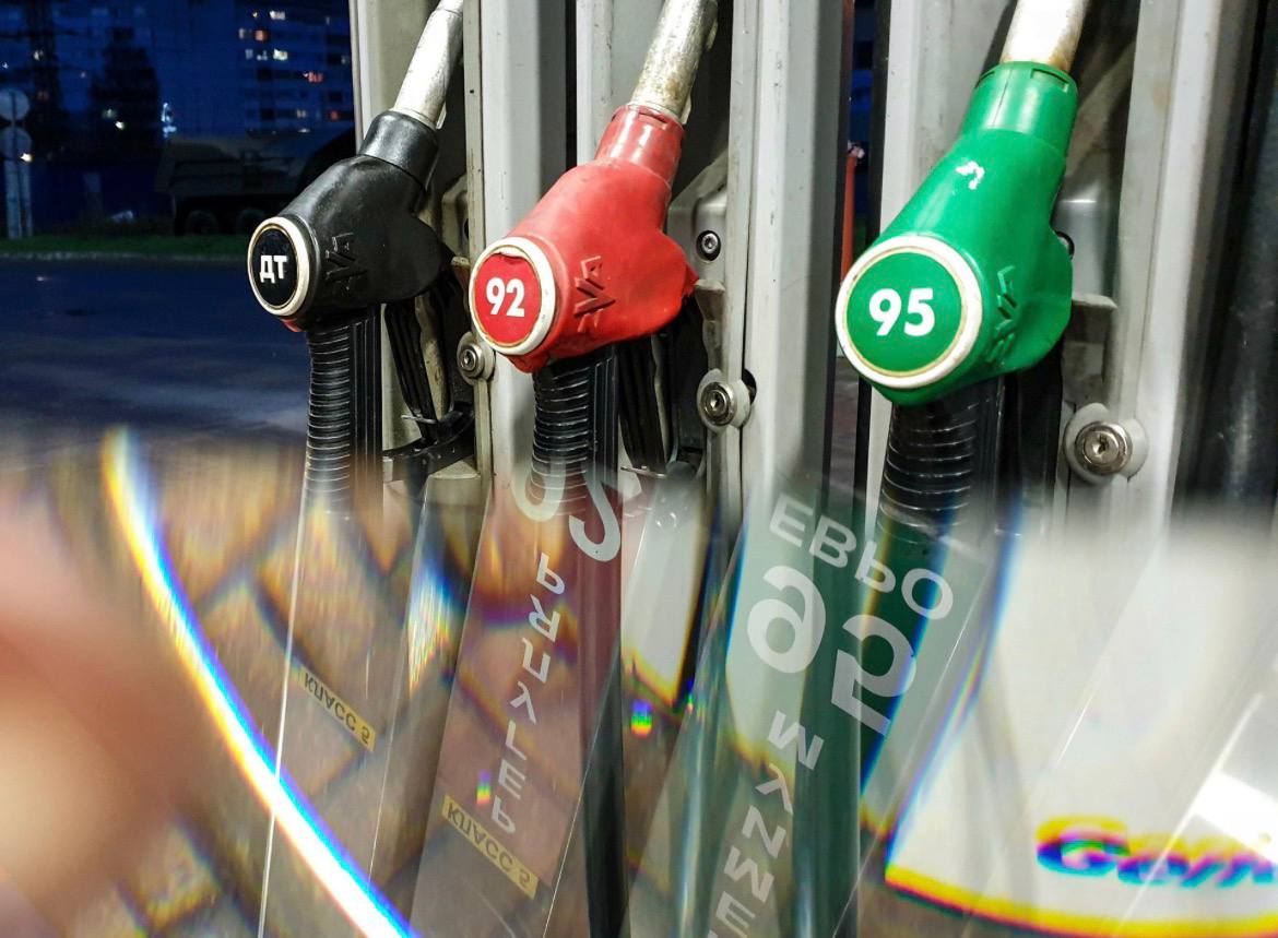 Нефтяные компании могут обязать продавать 1 произведённого топлива мелким оптовикам Поручение вице премьера Александра Новака проработать вопрос и предоставить результаты работы до 20 января получили Минэнерго ФАС и Санкт Петербургская международная товарно сырьевая биржа сообщают несколько независимых друг от друга источников ДП Подробнее о том что будет с ценами на АЗС в материале ДП Михаил Тихонов Подписаться на ДП в Telegram MAX