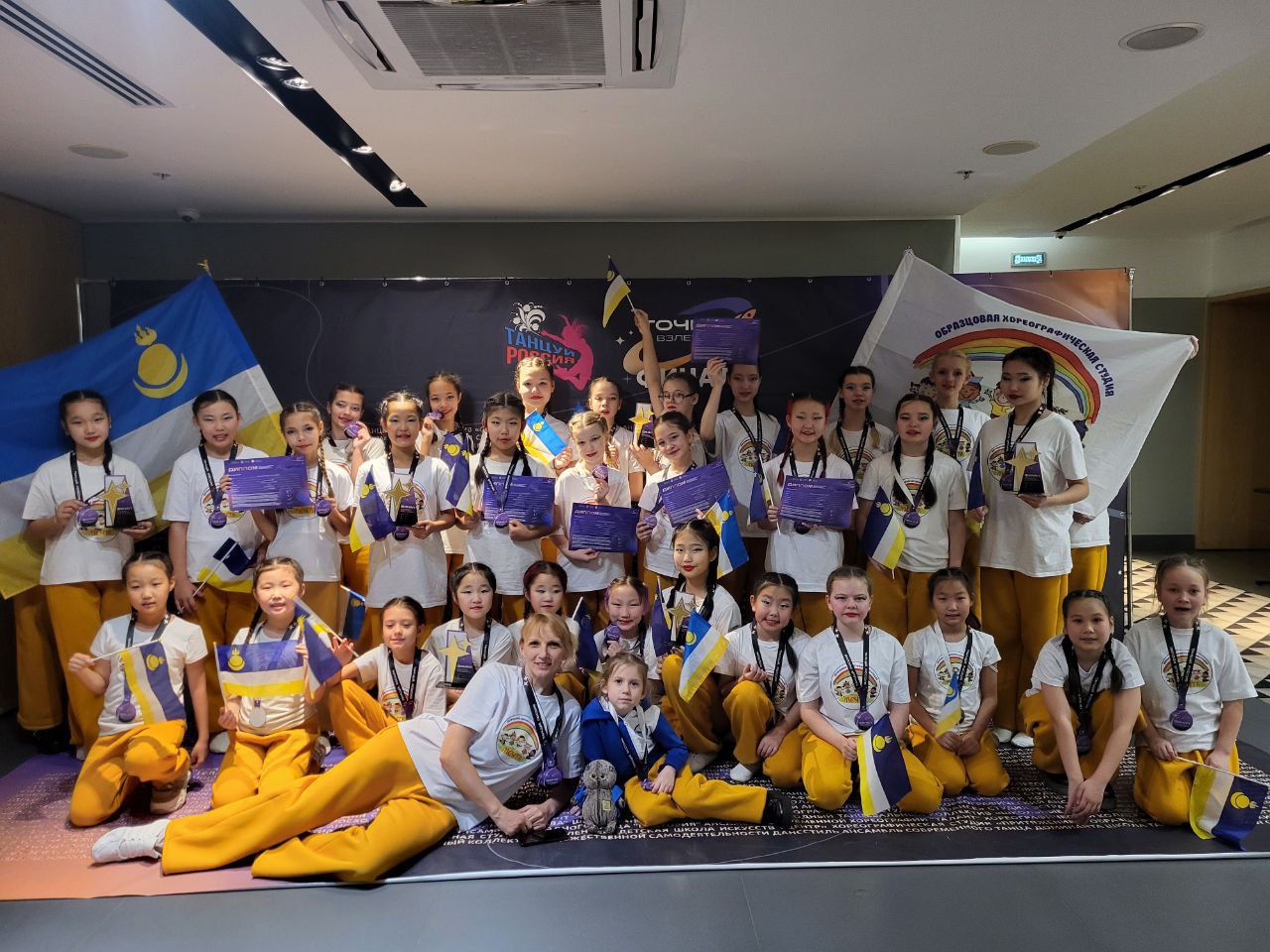 Юные танцоры из Бурятии стали лауреатами международного конкурса Образцовая хореографическая студия Мечта представила Бурятию в финале Международного хореографического конкурса Точка взлёта Мероприятие прошло с 26 по 29 ноября в Санкт Петербурге Юные танцоры покорили звездное жюри Егора Дружинина Юрия Деревягина Германа Ромазанова и Ашота Назаретяна В двух возрастных группах младшей 7 10 лет и в средней 10 13 лет они стали лауреатом 3 степени народно стилизованный танец На берегу лауреатами 2 степени 4 танцевальных постановки в номинации народно стилизованный танец лауреатом 1 степени танец Просторы Бурятии Отметим конкурс длился 12 месяцев В ноябре 2024 года студия прошла отборочный тур в апреле 2025 года полуфинал а в финале встретились сильнейшие коллективы России Казахстана и Беларуси   поздравляем   Канал Ариг Ус в MAX