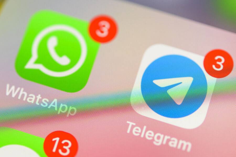Банки почти перестали консультировать клиентов в Telegram и WhatsApp За полгода с апреля по октябрь 2025 года доля банков которые использовали для консультаций клиентов мессенджер Telegram сократилась с 73 до 6 Доля тех кто пользовался WhatsApp сократилась с 1 до 0 Ведомости принадлежит Meta признанной экстремистской и запрещенной в России новости iphonesru