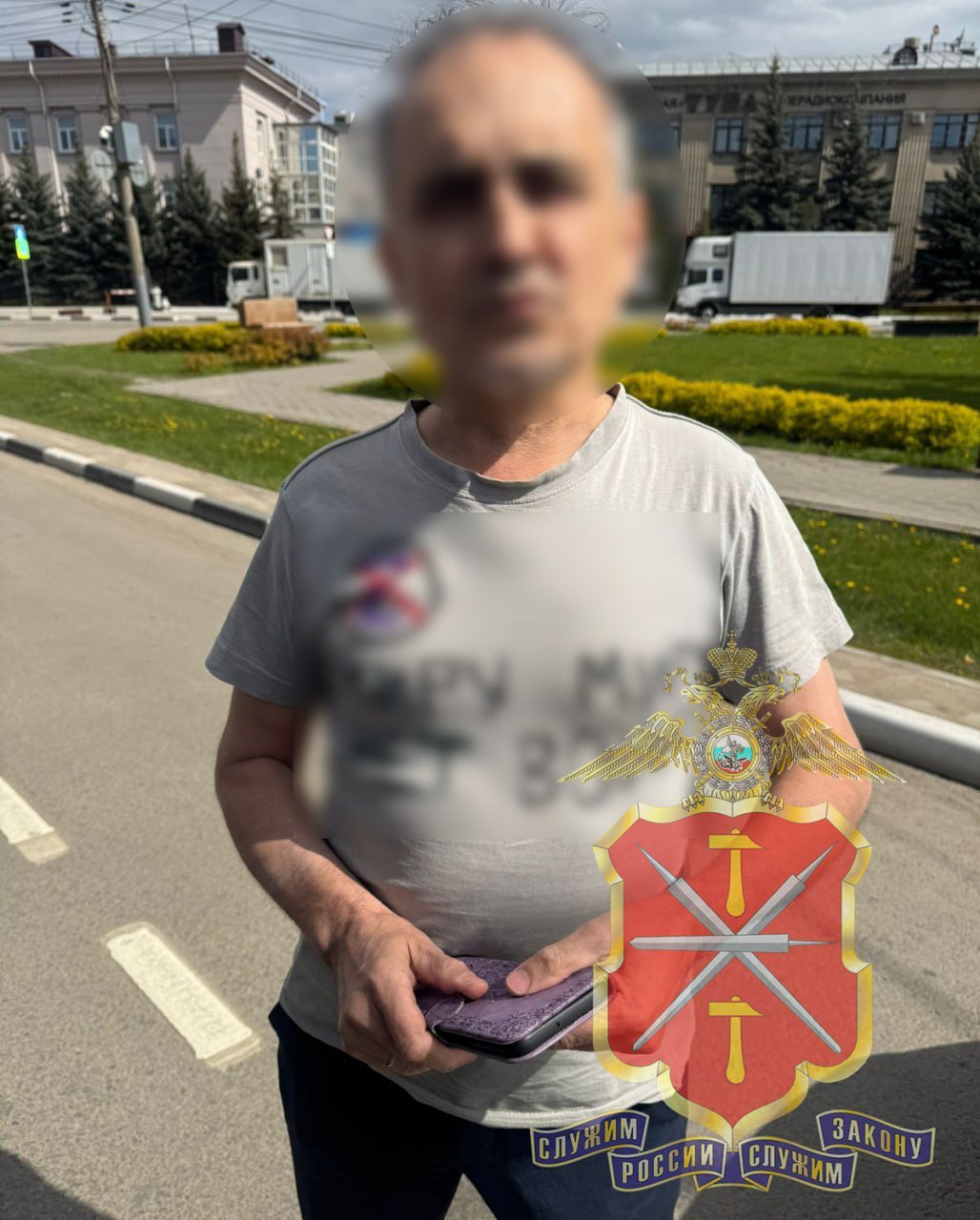 Сотрудники регионального УМВД привлекли местного жителя к ответственности за действия, направленные на дискредитацию ВС РФ Сотрудниками Центра по противодействию экстремизму УМВД России по Тульской области привлечён к ответственности 58-летний местный житель за совершение публичных действий, направленных на дискредитацию Вооруженных сил Российской Федерации. Установлено, что мужчина демонстрировал в общественном месте футболку с надписями, дискредитирующие Вооруженные Силы Российской Федерации. Сотрудниками полиции он был задержан и доставлен в территориальный отдел полиции. В отношении правонарушителя был составлен протокол об административном правонарушении, предусмотренном частью 1 статьи 20.3.3 КоАП РФ «Публичные действия, направленные на дискредитацию использования Вооруженных Сил Российской Федерации в целях защиты интересов Российской Федерации и ее граждан, поддержания международного мира и безопасности или исполнения государственными органами Российской Федерации своих полномочий в указанных целях». Предоставленные полицией материалы рассмотрены в суде. Постановлением суда мужчина признан виновным и ему назначено наказание в виде административного штрафа в размере 45 тысяч рублей. Управление МВД России по Тульской области напоминает, что повторное аналогичное правонарушение влечет за собой уголовную ответственность по статье 280.3 УК РФ «Публичные действия, направленные на дискредитацию использования Вооруженных Сил Российской Федерации в целях защиты интересов Российской Федерации и ее граждан, поддержания международного мира и безопасности». Санкция данной статьи предусматривает наказание в виде лишения свободы на срок от трех до пяти лет. #МВД #МВДРоссии #Полиция #ПолицияРоссии #Police #RussianPolice #Russia #ТульскаяПолиция #ЦПЭ