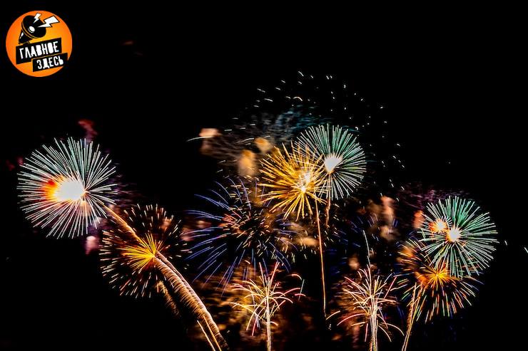 В 15 регионах России запретили фейерверки в новогоднюю ночь Полностью отменили пиротехнические шоу в Уфе Екатеринбурге Омске Новосибирске Иркутске и Красноярске Также их не будут устраивать в приграничных городах и Краснодарском крае Геленджике и Сочи В Новороссийске салюты нельзя будет запускать в период с 29 декабря по 11 января Главное здесь Подписывайтесь