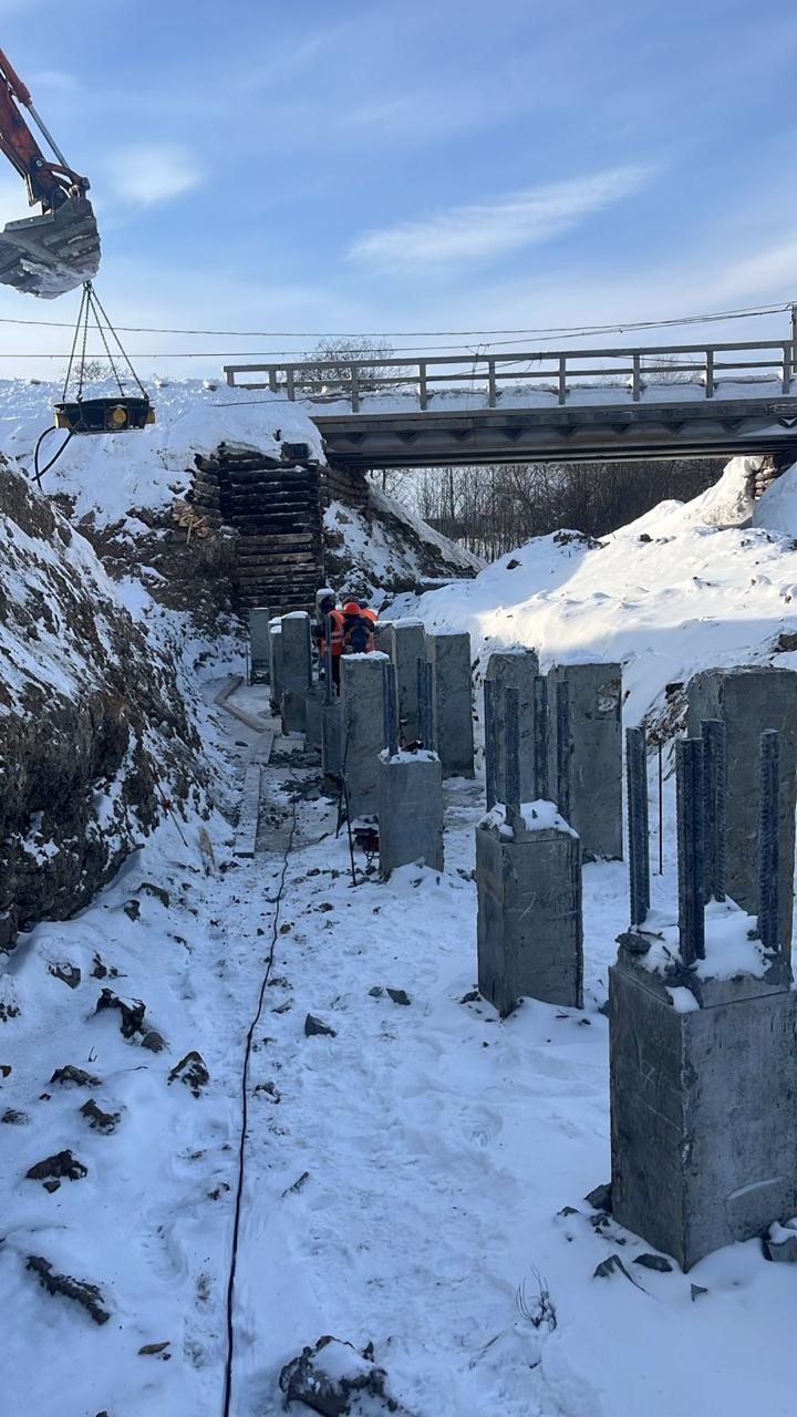 Дорожные службы приступили к реконструкции моста на краевой автомобильной дороге "подъезд к п. Озерпах". Искусственное сооружение связывает Николаевск-на-Амуре с 4 населенными пунктами – поселком Чныррах, селами Красное, Озерпах, Оремиф и Тнейвах.  Для обеспечения безопасного бесперебойного проезда на объекте организована временная объездная дорога и установлены предупреждающие знаки.   Мостовой переход будет выполнен в виде арки МГК  металлической гофрированной конструкции  на железобетонном основании, на 64 сваях. При ведении строительно-монтажных работ будет использована сваебойная машина.  Специалисты провели комплекс подготовительных мероприятий – демонтаж существующего мостового перехода, обустройство строительных площадок, установку вахтового городка. Выполнено устройство котлов под фундамент моста и монтаж железобетонных свай. Идут работы по устройству опалубка и арматурных каркасов фундамента, после чего дорожники приступят к заливке конструкций монолитным бетоном.