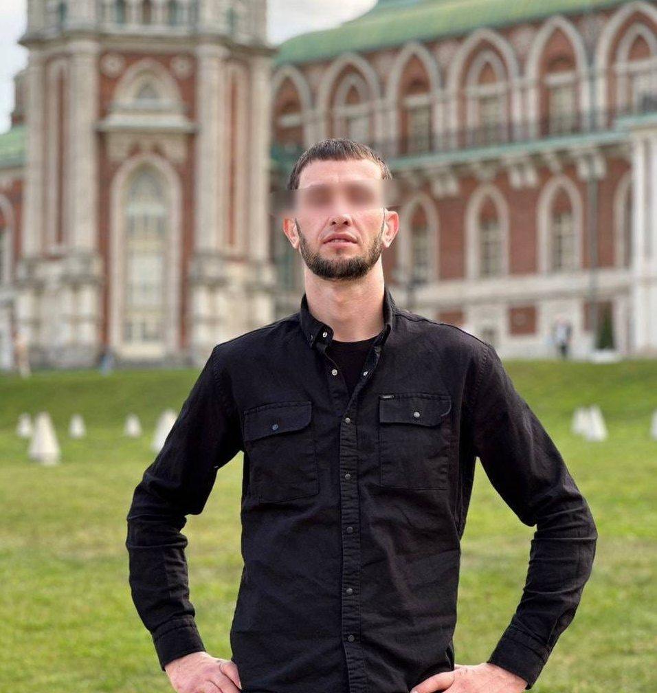 Арестовали мужчину, снимавшего девушек в туалете ТЦ «Саларис» в Москве 35-летнего Артура А. задержали за съемку в женском туалете ТЦ «Саларис». Суд назначил ему 13 суток ареста за мелкое хулиганство: нецензурная брань и игнорирование замечаний МВД. Мужчина признал вину и отбывает наказание с 5 мая. Пострадавшая считает наказание справедливым: Мне кажется, это неплохое наказание для него. В следующий раз он и те, кто занимаются подобным, несколько раз подумают, прежде чем делать это.