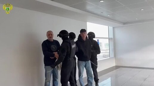 ОАЭ депортируют в Россию одного из создателей интернет проекта Финико Эдварда Сабирова В России его обвиняют в создании преступного сообщества и особо крупном мошенничестве за создание финансовой пирамиды сообщили в Генпрокуратуре По данным следствия господин Сабиров в 2018 2021 годах обещал получение сверхприбыли всем вложившимся в Финико Участники группы не планировали отдавать деньги Всего злоумышленники похитили более 179 млн руб После возбуждения дела фигурант смог скрыться он был объявлен в международный розыск jkinvest news jkinvest