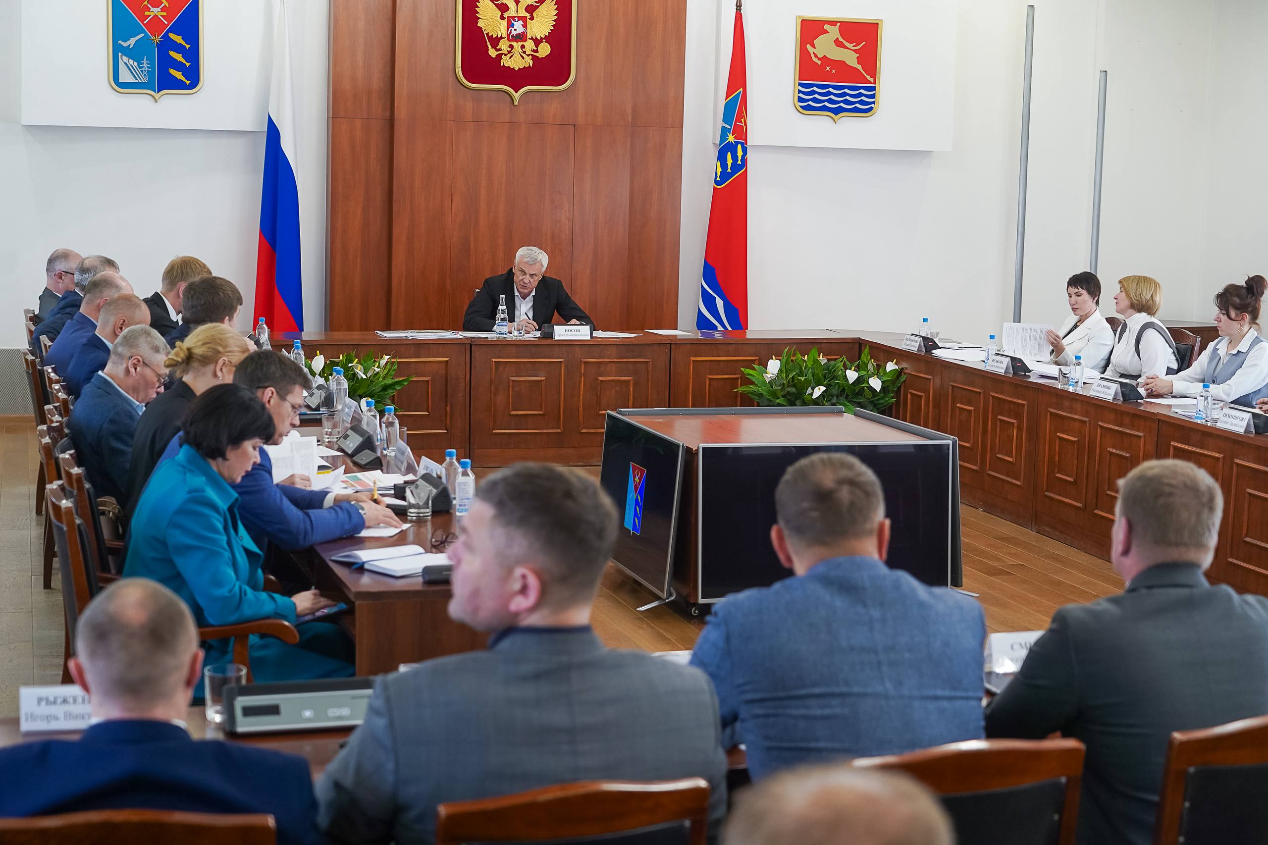 Создание комфортной среды не только в парках, скверах, но и во дворах, наведение порядка и его поддержание должно быть приоритетом для муниципалитетов. На совещании по социально-экономическому развитию Магадана уделили этому вопросу особое внимание. Город преображается благодаря поддержке Правительства России, программе «Дальневосточные дворы» и региональному бюджету. Работы идут комплексно в разных микрорайонах — от дорожек и освещения до детских и спортивных площадок, прогулочных зон и парковок. Поручил подготовить пятилетнюю программу благоустройства придомовых пространств. Магаданцы должны заранее знать, когда и что будет сделано в их дворе. Это вопрос открытости, порядка и планомерного развития городской среды.