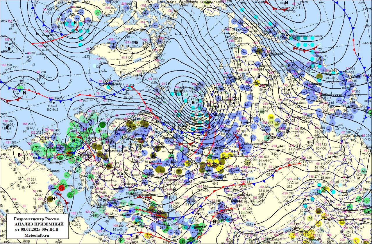 Североатлантический циклон, проделавшись за двое суток путь от берегов Гренландии через Арктику на север Сибири, нарушил монополию азиатского антициклона, охватившего большую часть Евразии. Теперь он рассечён на две области высокого давления. Одна, состоящая из нескольких центров, господствует над азиатской частью нашей страны. Вторая определяет рекордно высокое давление к западу от Урала.   Вместе с циклоном на север Сибири поступил тёплый воздух. И на больший территории ЯНАО потеплело до –4...0°С, в Салехарде – до 1,4°С, что на 1,7°С выше абсолютного суточного максимума 8 февраля, отмеченного в 1972 г. Потепление сопровождается сильным ветром с порывами до 21 м/с, на севере округа – до 29 м/с.   Очень ветрено сегодня и на крайнем северо-востоке европейской территории России  ЕТР , где ветер западных румбов разгоняется до 25 м/с. При этом в ряде пунктов арктического побережья ЕТР наблюдается слабая оттепель.   Причиной столь ветреной погоды являются колоссальные горизонтальные барические градиенты, ведь вторгшаяся во владение азиатского антициклона область низкого давления  966 гПа  соседствует с мощным антициклоническим ядром над ЕТР  1055 гПа .   Соседство мощного антициклона над ЕТР с областью низкого давления над востоком Чёрного моря способствует сильному северо-восточному ветру практически на всём черноморском побережье нашей страны. Особенно в Новороссийске, где накануне порывы достигали ураганной силы  33 м/с .    Также стоит отметить, что волна холода, достигшая Чёрного моря, и вхождение новой порции тёплого атлантического воздуха на север, привело к тому, что в Крыму этим утром было холоднее, чем на берегах Баренцева и Карского морей.  #обзор