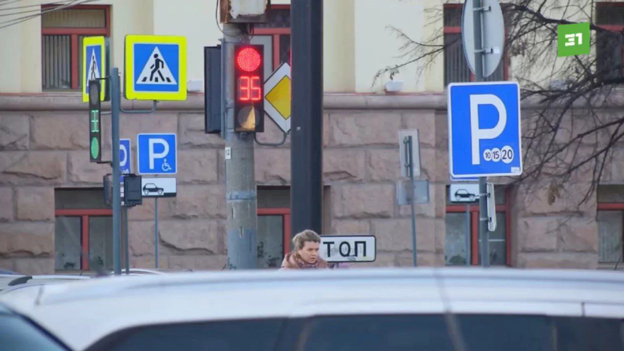 Власти Челябинска нашли подрядчика для организации платных парковок Работы будет выполнять московская компания ООО Городские технологии Изначальная стоимость контракта составляла 65 млн рублей но подрядчик снизил цену в два раза до 31 2 млн рублей В городе планируется создать 71 платную парковку на более чем 1 5 тысячи мест включая 168 мест для инвалидов Они появятся у Театральной площади возле зданий ЮУЖД и Челинвестбанка недалеко от площади Революции перед ж д вокзалом у ЮУрГГПУ а также на улицах Тимирязева Цвиллинга Сони Кривой Красной Пушкина и проспекте Ленина Срок исполнения контракта согласно сайту Госзакупок 31 декабря 2026 года 31tv ru Подписаться Прислать новость novosti chelyab bot