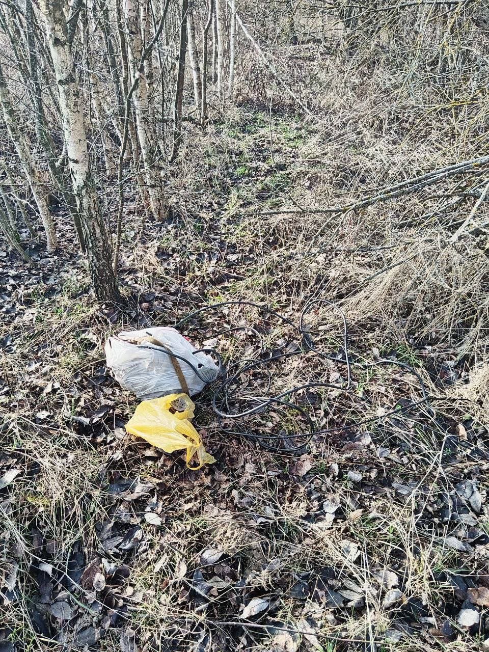 В Борисовском районе отчим с пасынком обворовывали дома соседей. Возбуждено уголовное дело  В оперативно-дежурную службу Загородного отдела милиции Борисовского РУВД одно за другим стали поступать сообщения о хищениях в деревнях Звеняты и Мстенье Борисовского района. Кражи совершались исключительно в дачных домах и в момент отсутствия хозяев. Предметом преступления стали продукты питания и различная металлическая утварь.  В ходе комплекса оперативно-розыскных мероприятий правоохранители вышли на след злоумышленников. Выяснилось, что ими являются жители деревни Звеняты, отчим с пасынком.   57-летний мужчина, ранее неоднократно судимый, в сообщники выбрал 34-летнего пасынка, который также имеет судимость. Вдвоем они обворовывали дачные дома, подбирая объекты по легкости вскрытия.   Краденные металлические предметы через знакомого отвозили на пункт приема металлолома. Вырученные деньги фигуранты сразу же тратил на спиртное.  В отношении злоумышленников возбуждено уголовное дело по части 2 статьи 205 Уголовного кодекса Республики Беларусь, обоим грозит до четырех лет лишения свободы. К слову, два года назад криминальный дуэт совершил 6 аналогичных краж.