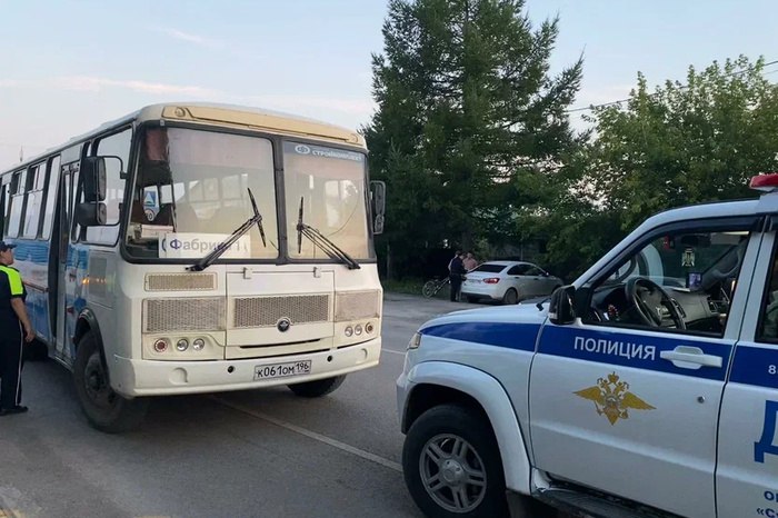 Автобус задавил мужчину на остановке в Сухом Логе Пешеход, находившийся на автобусной остановке, погиб под колесами автобуса в городе Сухой Лог. Трагедия случилась накануне вечером, сообщает Госавтоинспекция России по Свердловской области. ДТП случилось 21 июля около 19:00 напротив дома по улице Юбилейная, 27. По предварительной информации, водитель рейсового автобуса ПАЗ, начав движение с остановки, совершил наезд на находившегося на ней пешехода. После этого водитель покинул место происшествия, но позднее вернулся. Пешеход, мужчина 1961 года рождения, от полученных травм скончался на месте. За оставление места ДТП в отношении водителя, мужчины 1965 года рождения, возбуждено дело по части 2 статьи 12.27 КоАП РФ. Решается вопрос о возбуждении уголовного дела. Правоохранительные органы устанавливают обстоятельства случившегося. Очевидцев происшествия просят обратиться в правоохранительные органы по телефону 8 912 626-69-63, либо 02, либо 112. Конфиденциальность гарантируется.