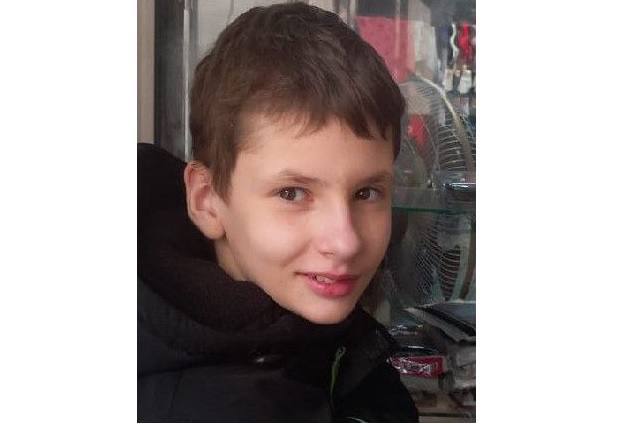 В селе Хлебное под Воронежем пропал 11-летний мальчик Владислав Юдин исчез днём 14 мая в селе Хлебное Новоусманского района. Во время прогулки с мамой он остался на лавочке у подъезда, но через 5 минут его уже не было. Волонтёры начали поиски в ночь на 15 мая, обследуя в том числе берег реки. Мальчик пока не найден. Приметы Влада: рост 145 см, нормальное телосложение, русые волосы, карие глаза. Был в светло-серой джинсовой куртке, чёрной футболке, чёрных шортах, тёмных кроссовках и белой бейсболке. Если знаете, где Влад, звоните: 8 800 700-54-52 или 112. #ПропалРебенок #Хлебное