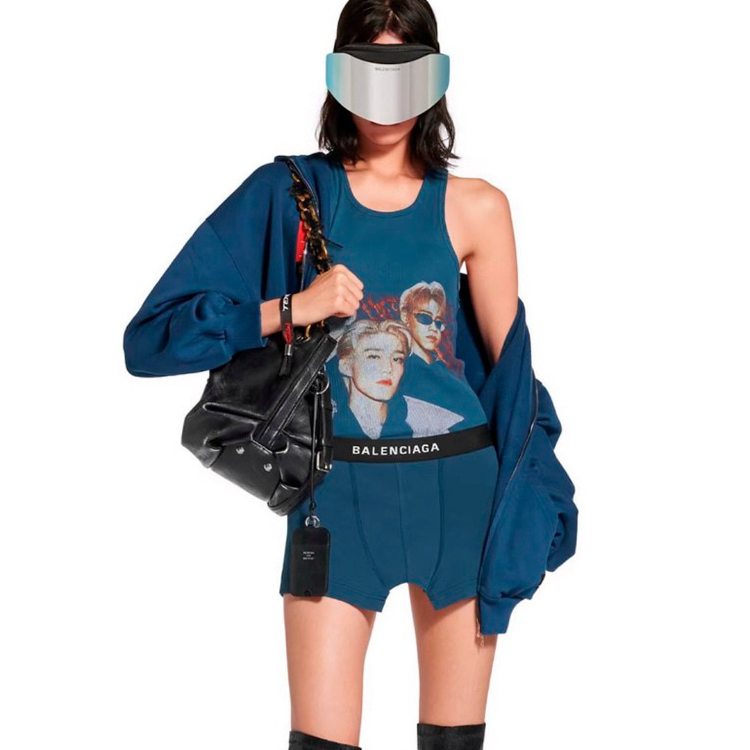Ору: Balenciaga выкатили мини-юбку в виде мужских трусов. Цена модного лука 37 тысяч рублей.  Парни, теперь можно не париться с подарком для девушки, а подарить ей свои труселя.