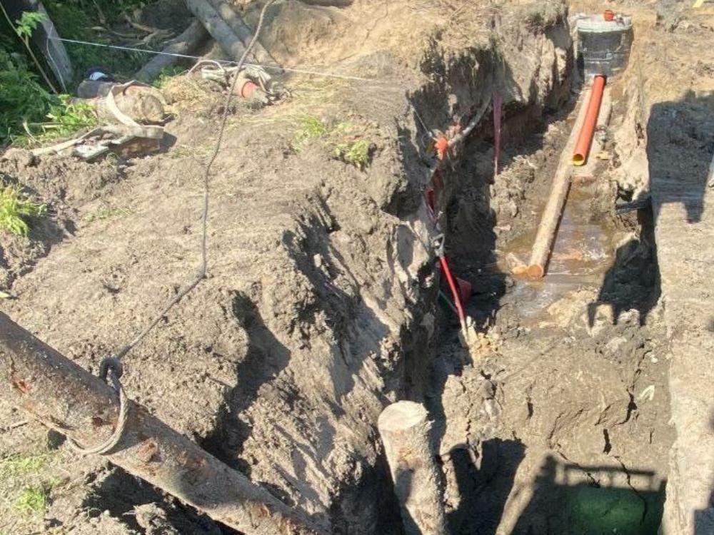 В Архангельске осуждён прораб строительной организации за смерть рабочего в траншее Соломбальский райсуд признал виновным прораба в нарушении правил безопасности при ведении работ повлекшее по неосторожности смерть человека Пресс служба прокуратуры Архангельской области и НАО сообщает что в июле 2025 года на соломбальской улице Валявкина компания EDS строила очередной дом Осужденный проявил преступную небрежность поручив бригаде забить сваи под канализацию в траншее Один рабочий залез в ров а тот начал осыпаться каска слетела с головы мужчины и он сильно ударился о деревянную сваю Строитель погиб на месте Приговором суда прорабу назначено наказание в виде 2 лет лишения свободы условно с испытательным сроком 2 года Фото с места трагедии предоставлено пресс службой прокуратуры